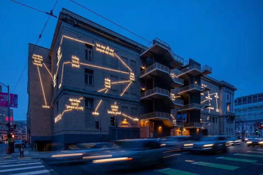Un edificio a San Francisco è illuminato con l'arte luminosa dell'artista Joseph Kosuth
