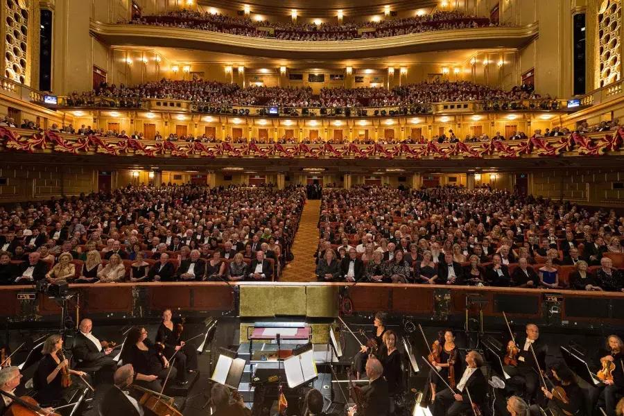 La sinfonia si prepara per uno spettacolo d'opera al War Memorial Opera House. San Francisco, California.